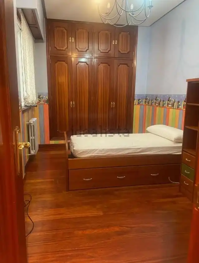 Dormitori de Pis de lloguer en Ourense Capital  amb Calefacció, Parquet i Moblat