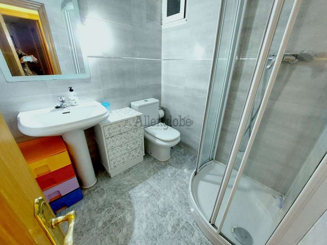 Bany de Pis de lloguer en Oviedo  amb Calefacció i Terrassa