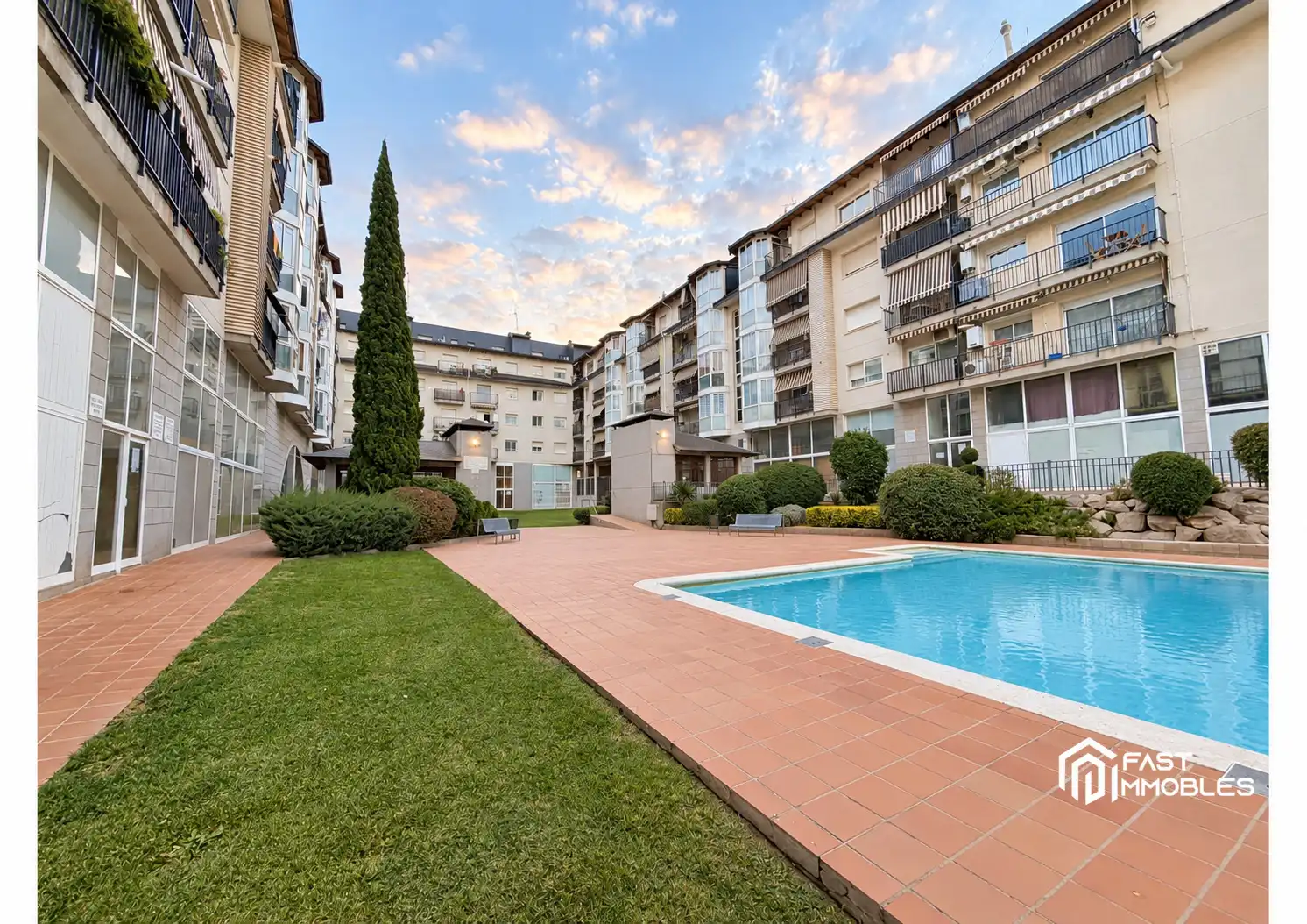 Swimming pool of Flat for sale in Ponent