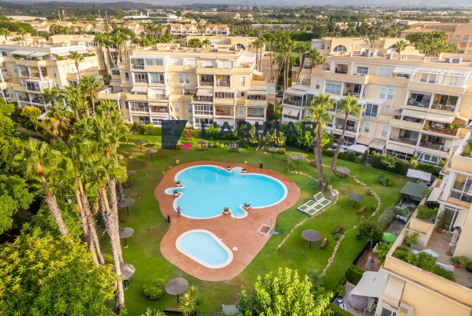 Vista exterior de Planta baixa en venda en Alicante / Alacant amb Terrassa i Piscina comunitària