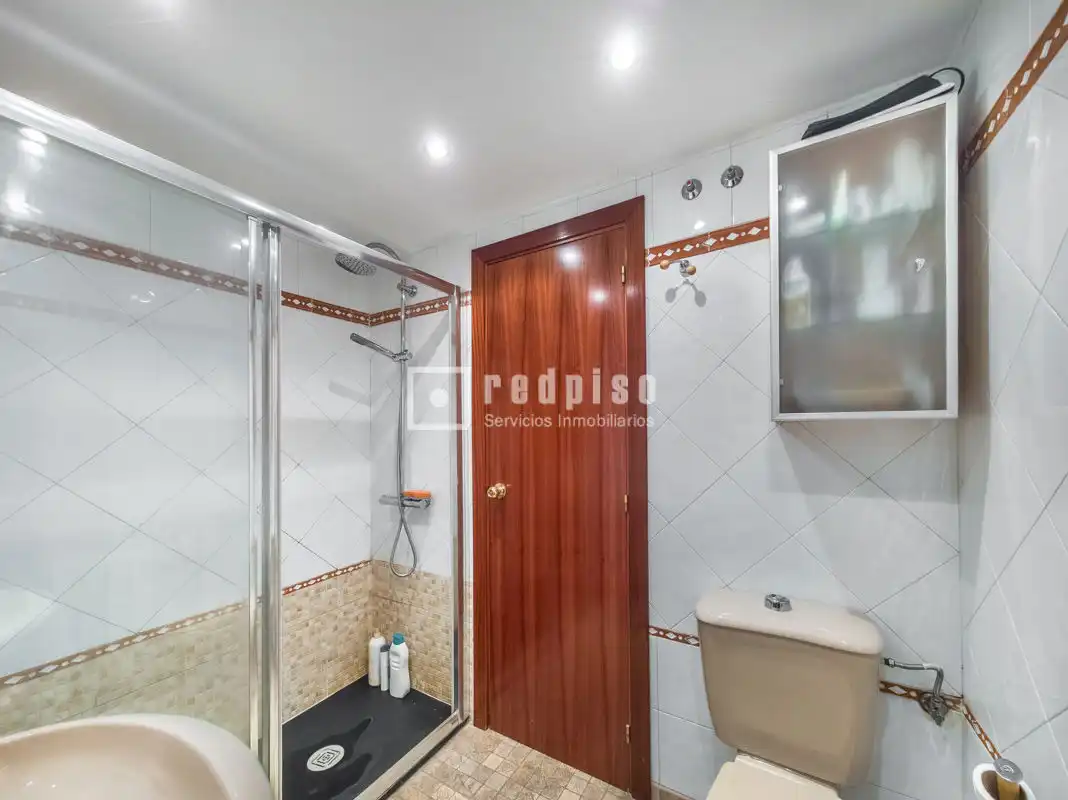 Bathroom of Flat for sale in Madrid  with Heating, Private garden and Parquet flooring