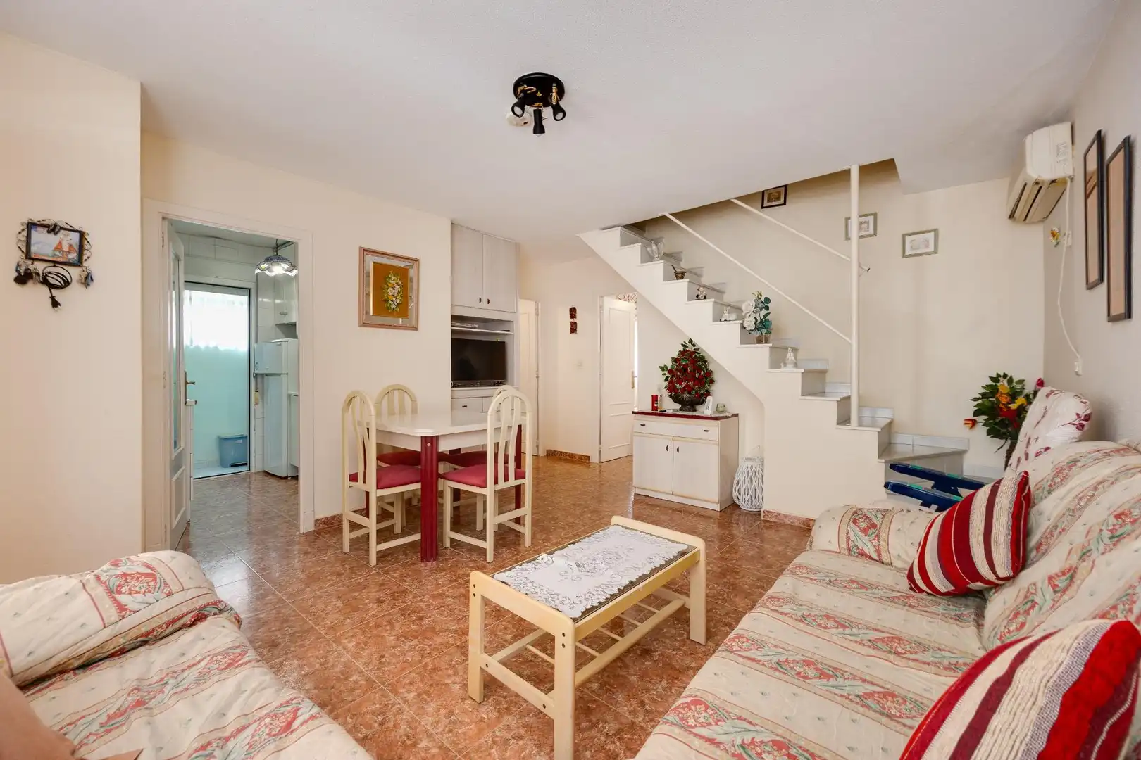 Sala d'estar de Casa o xalet en venda en Torrevieja amb Aire condicionat, Jardí privat i Terrassa