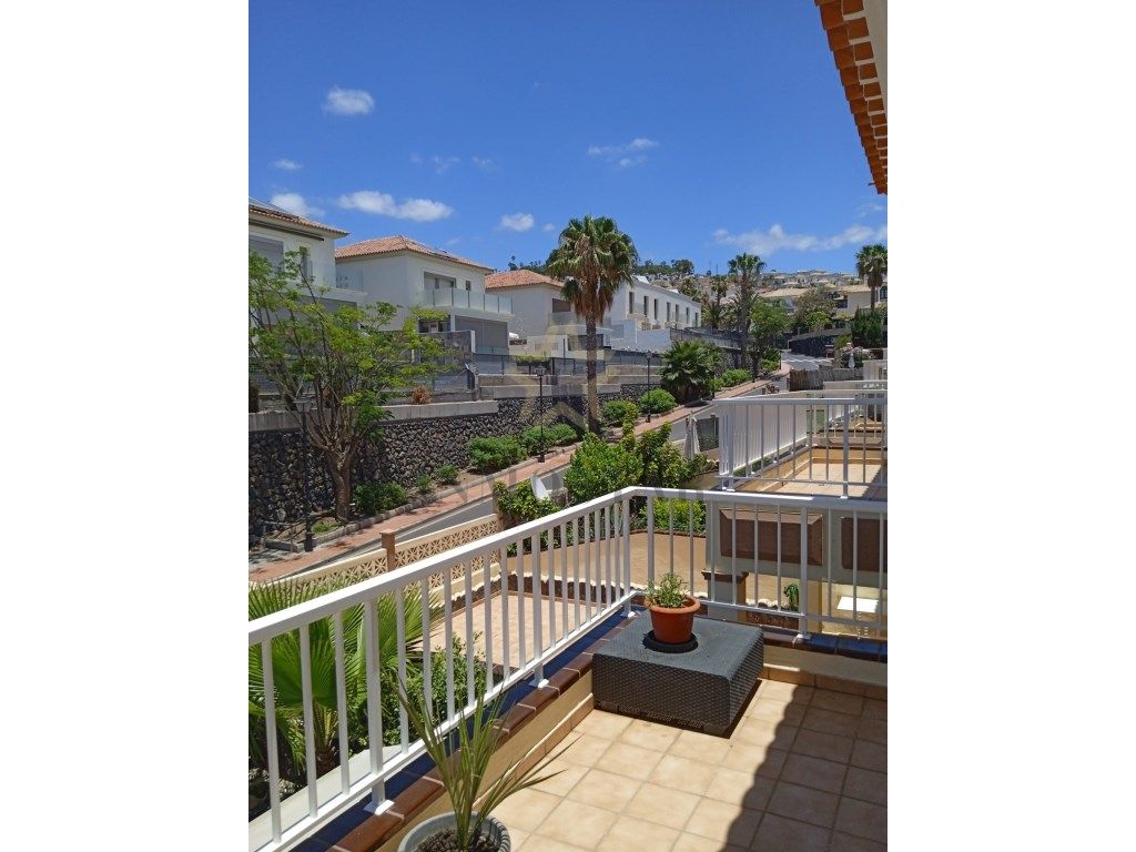 Vista exterior de Casa adosada en venda en Arona amb Jardí privat i Piscina comunitària