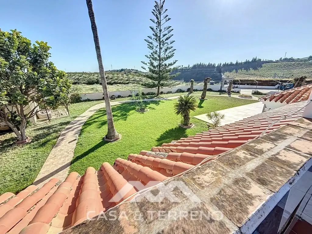 Vista exterior de Casa o xalet en venda en Vélez-Málaga amb Aire condicionat, Jardí privat i Terrassa