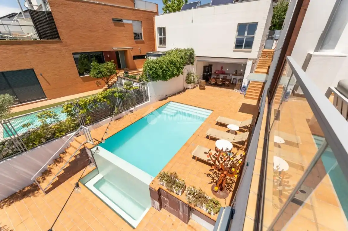 Schwimmbecken von Einfamilien-Reihenhaus zum Verkauf in Torrelodones mit Klimaanlage, Heizung und Terrasse