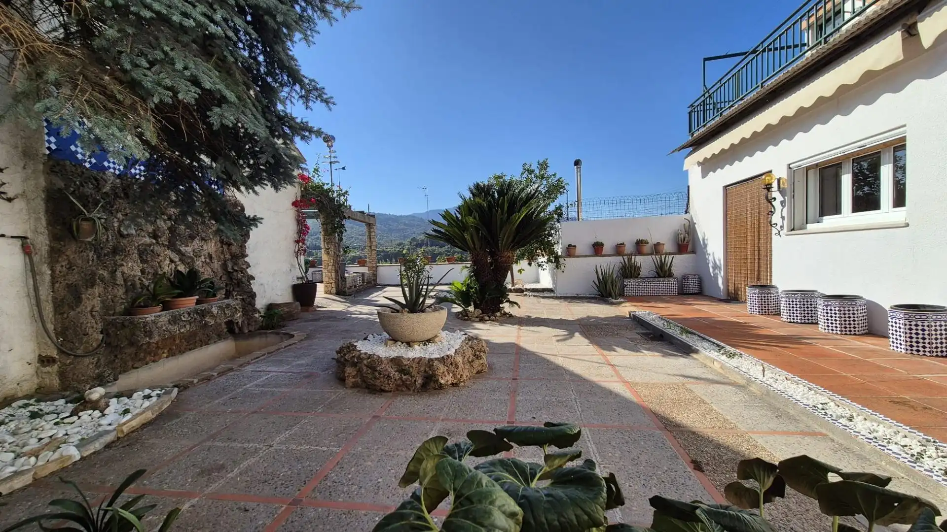Vista exterior de Casa o xalet de lloguer en Castellar del Vallès amb Calefacció, Jardí privat i Alarma