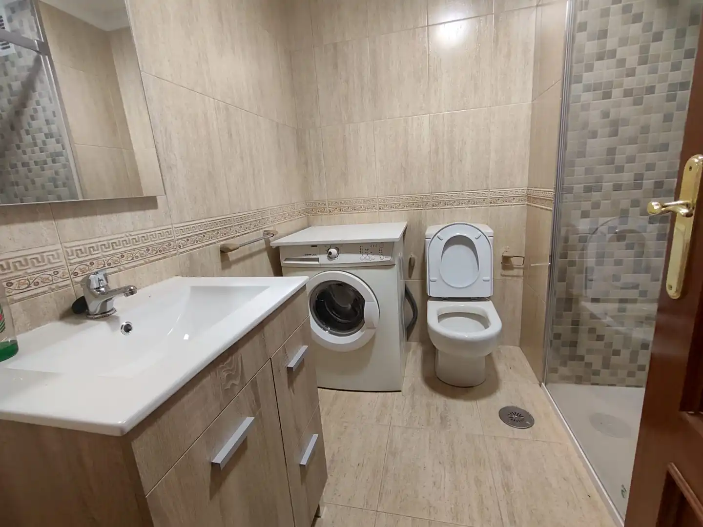 Bathroom of Study for rent in Vigo   with Heating, Parquet flooring and Washing machine