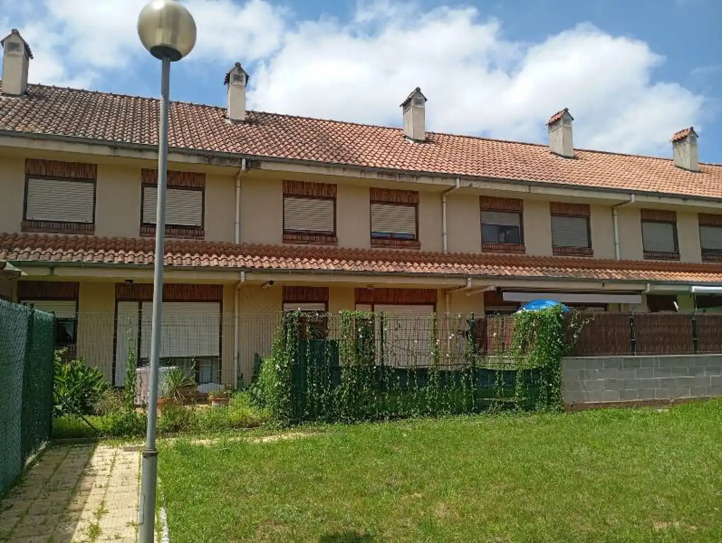 Außenansicht von Einfamilien-Reihenhaus zum Verkauf in Reocín mit Heizung und Terrasse