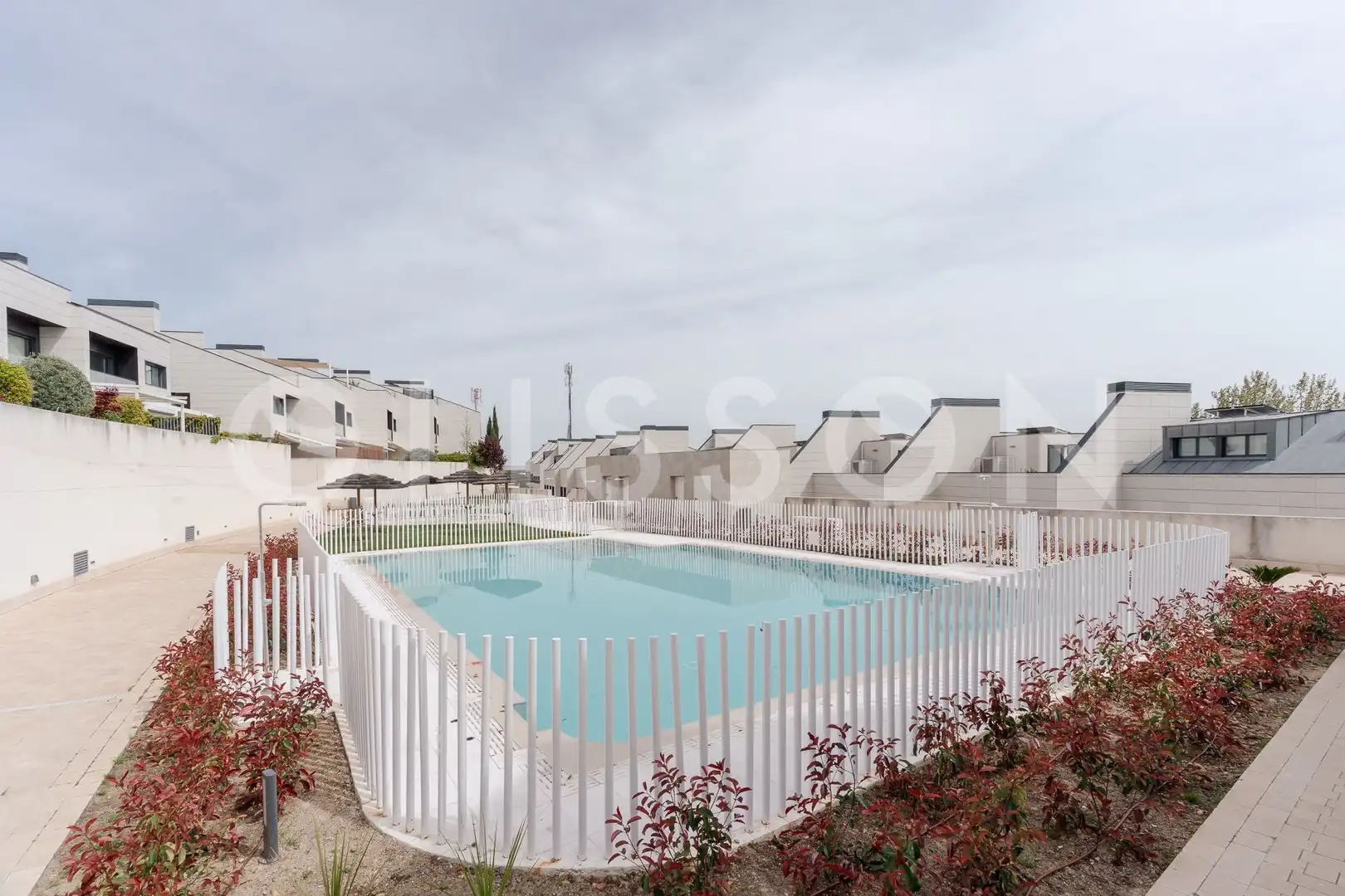 Piscina de Casa adosada en venda en La Moraleja amb Aire condicionat, Calefacció i Terrassa