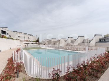 Reihenhaus mit Pool zum Verkauf in Urbanización La Moraleja