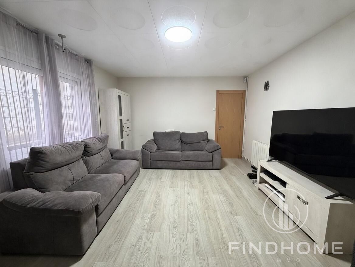 Sala d'estar de Casa adosada en venda en Olot amb Jardí privat, Terrassa i Traster