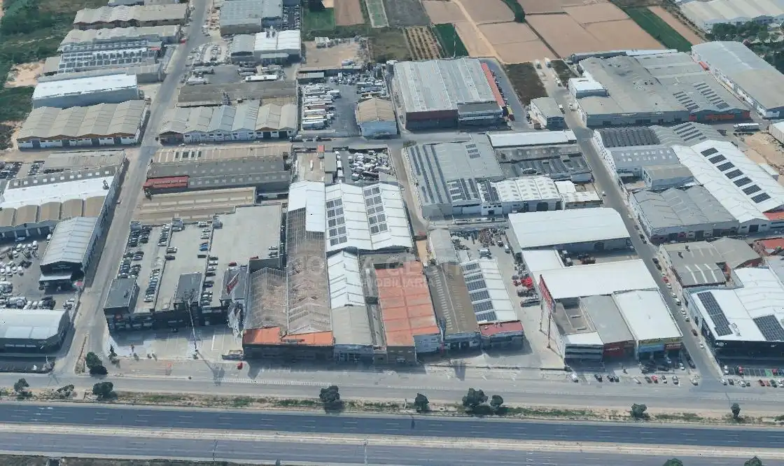 Außenansicht von Fabrikhallen zur Miete in Massanassa