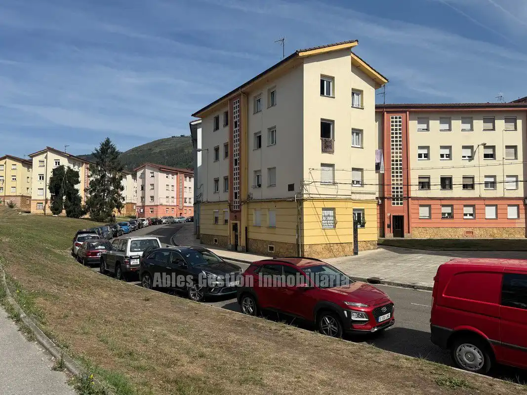 Vista exterior de Pis en venda en Oviedo  amb Calefacció i Moblat