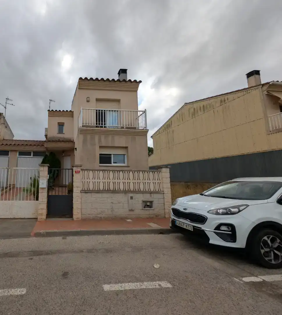 Vista exterior de Casa adosada en venda en Camarles amb Aire condicionat i Balcó