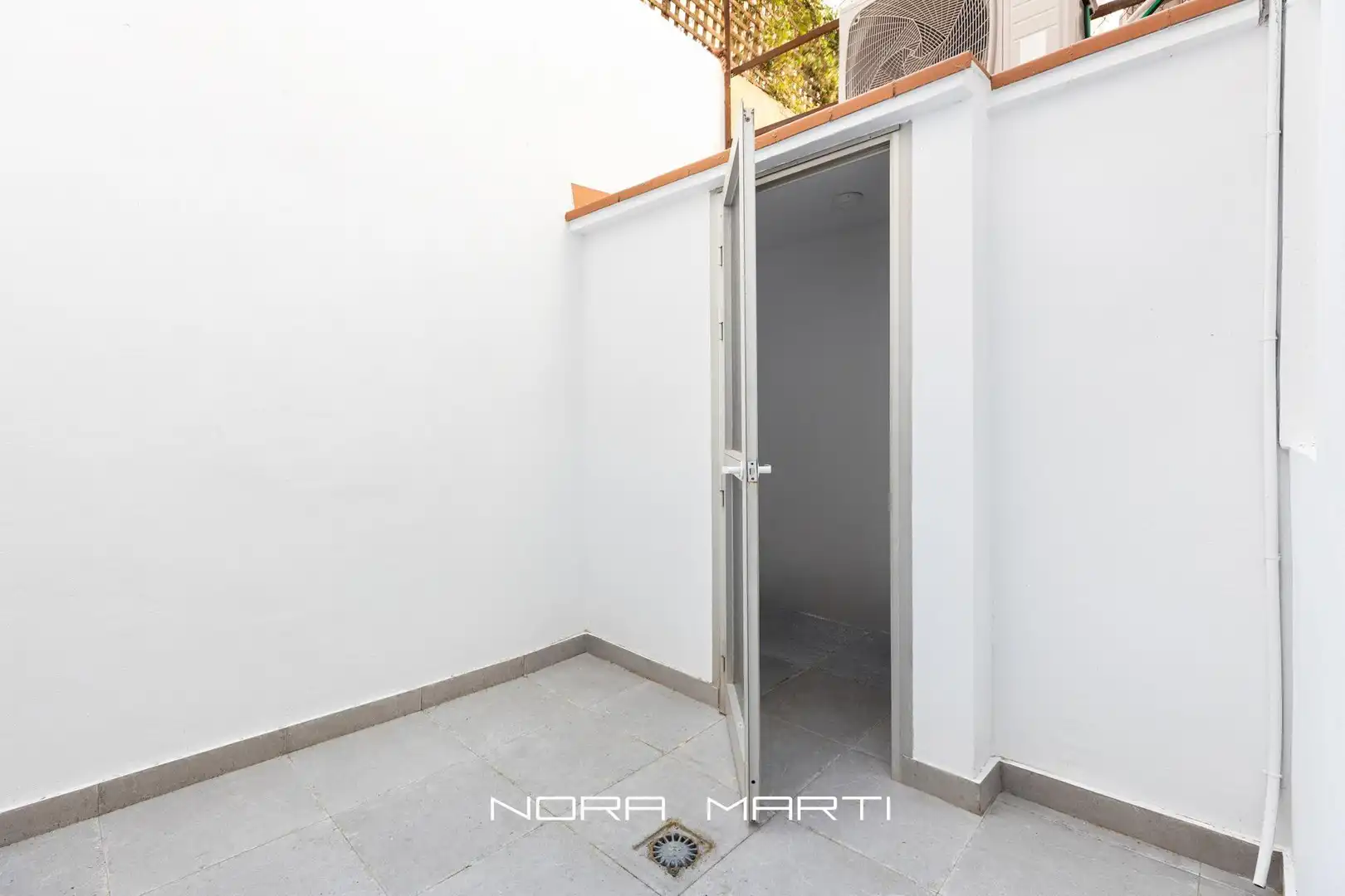 Ground floor for sale in Barcelona  with Air Conditioner and Alarm