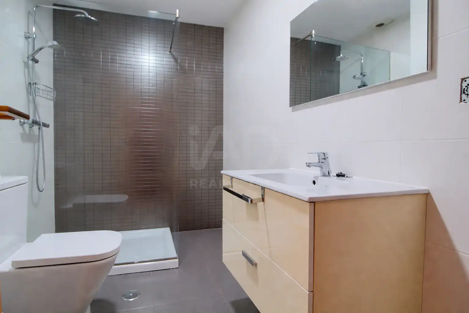 Baño de Piso en venta en Alicante / Alacant con Aire acondicionado