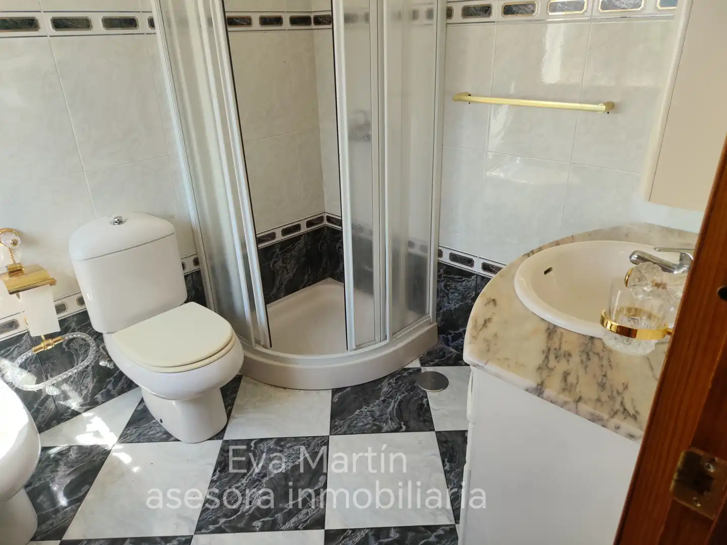 Baño de Casa o chalet de alquiler en Montequinto con Aire acondicionado, Calefacción y Jardín privado