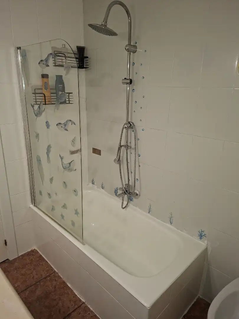 Bathroom of Flat for rent in Valencia  with Air Conditioner, Furnished and Oven