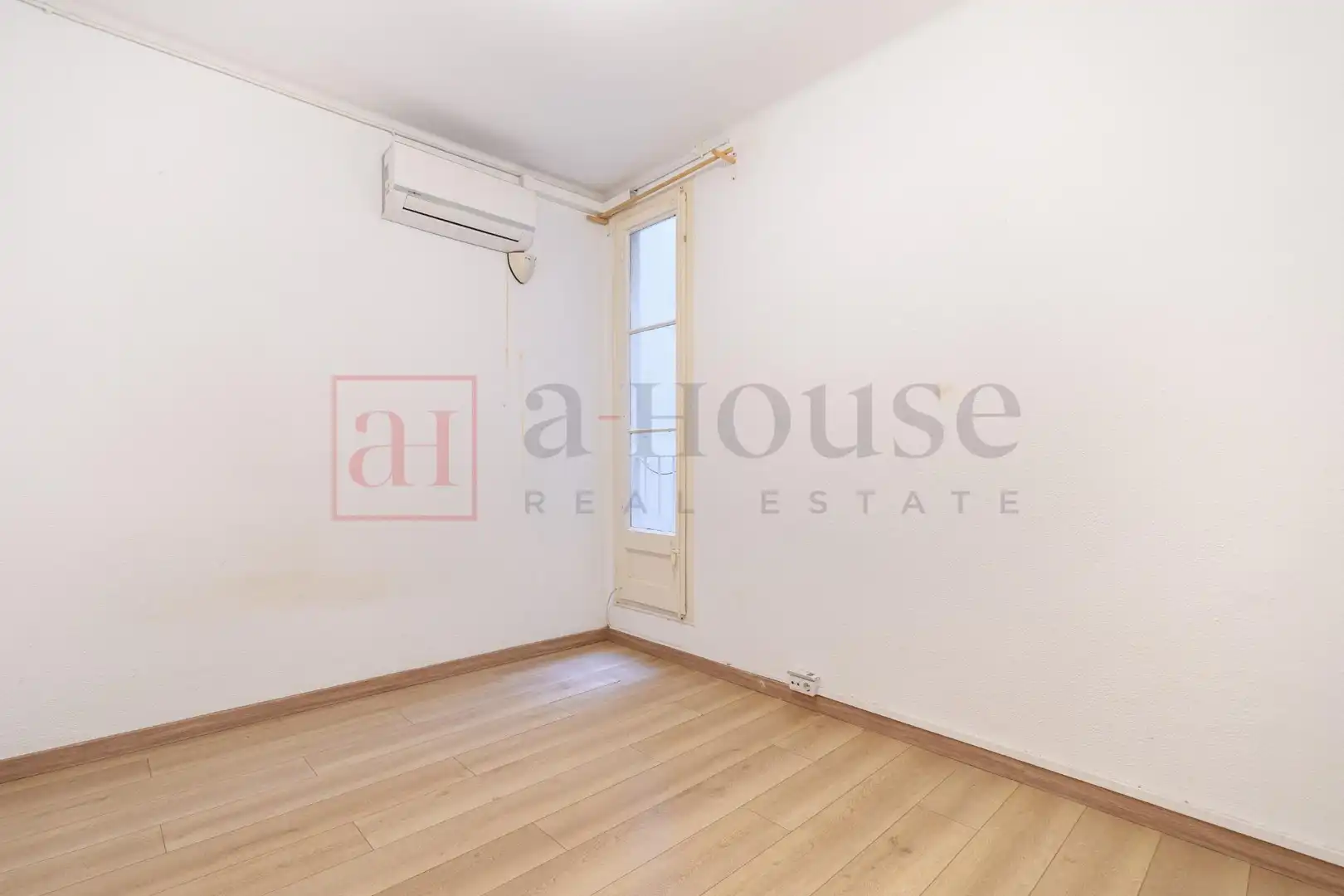 Schlafzimmer von Wohnung zum Verkauf in Barcelona mit Klimaanlage und Heizung