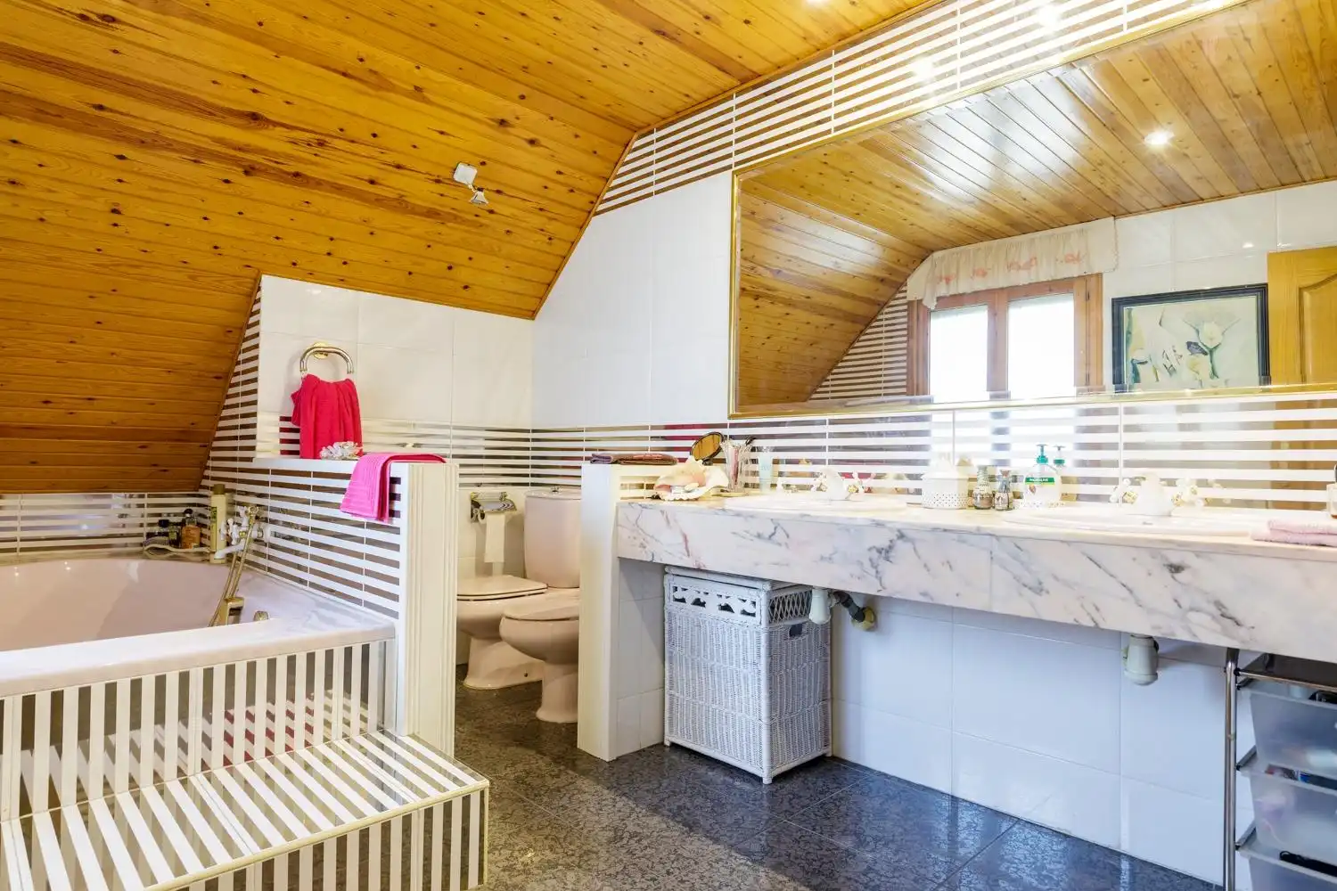 Bathroom of Houses for sale in Zaragoza  with Air Conditioner, Heating and Private garden