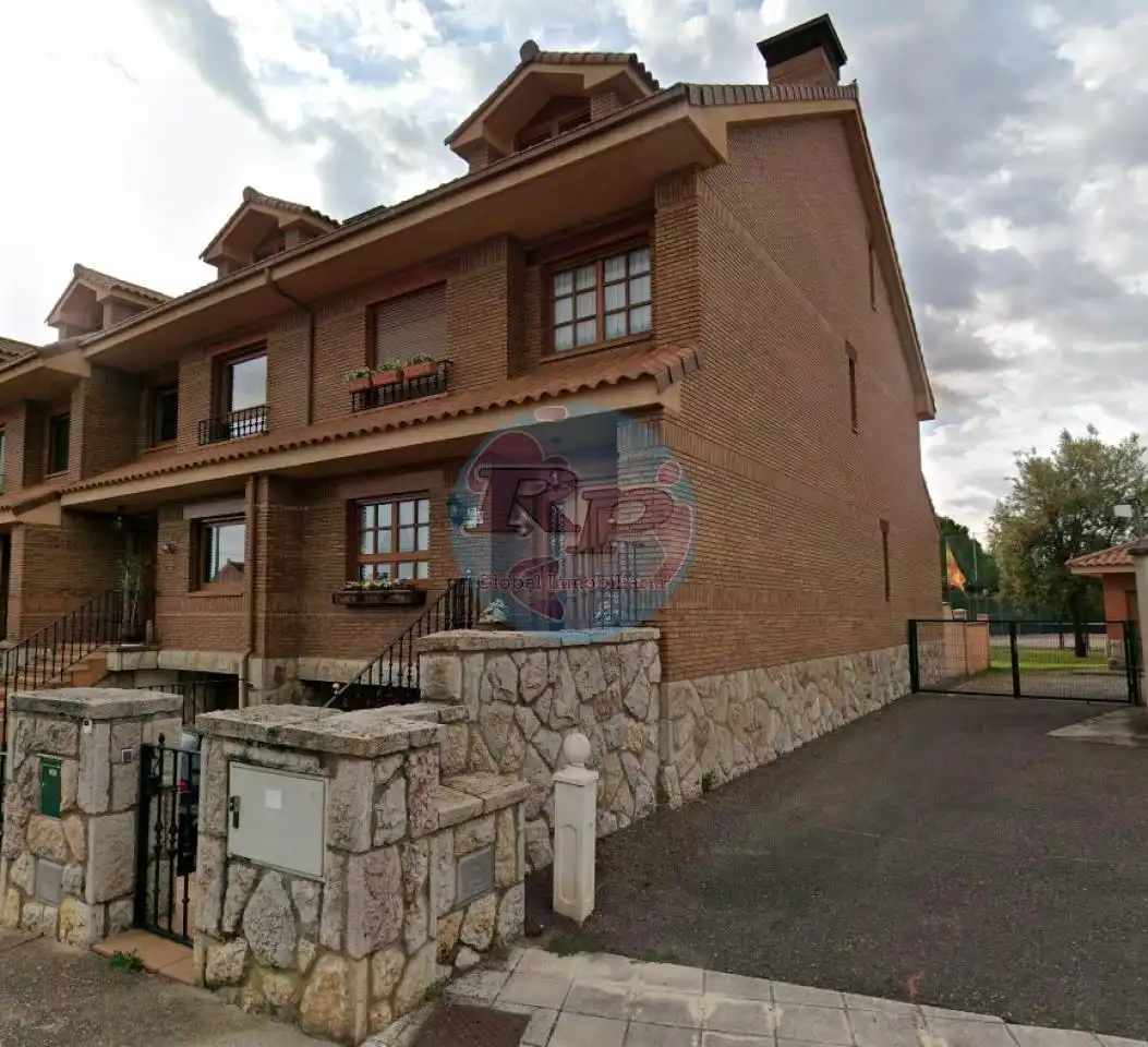 Adossat amb jardí en venda a Sariegos