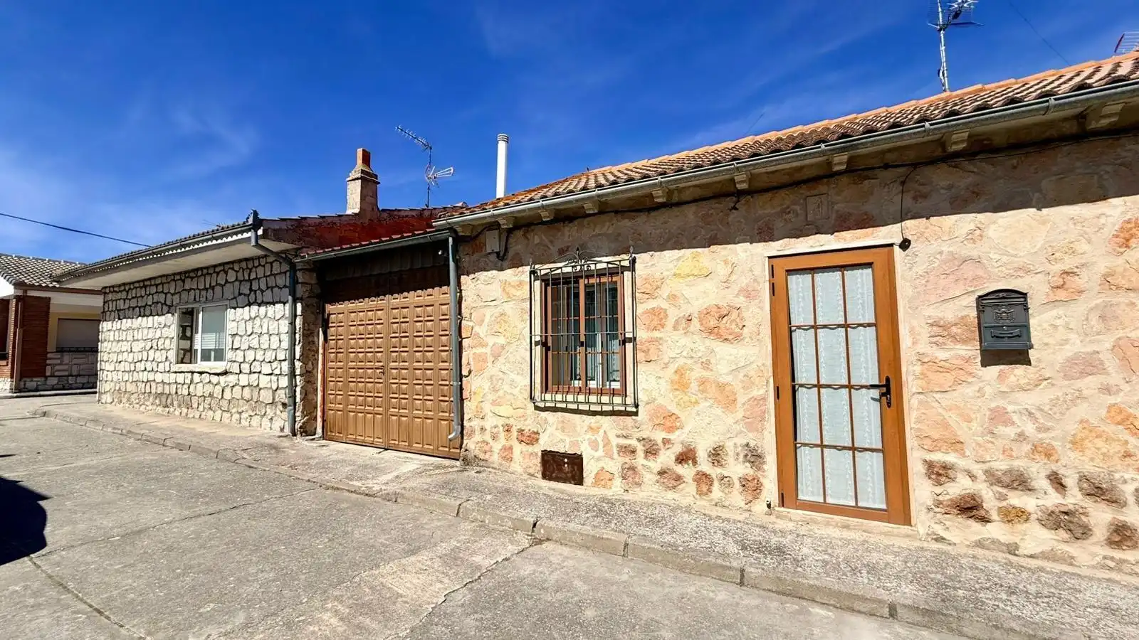 Vista exterior de Casa o xalet en venda en Zarzuela del Pinar amb Calefacció i Moblat
