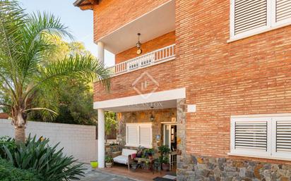 Vista exterior de Casa o xalet en venda en Gavà amb Aire condicionat, Terrassa i Piscina