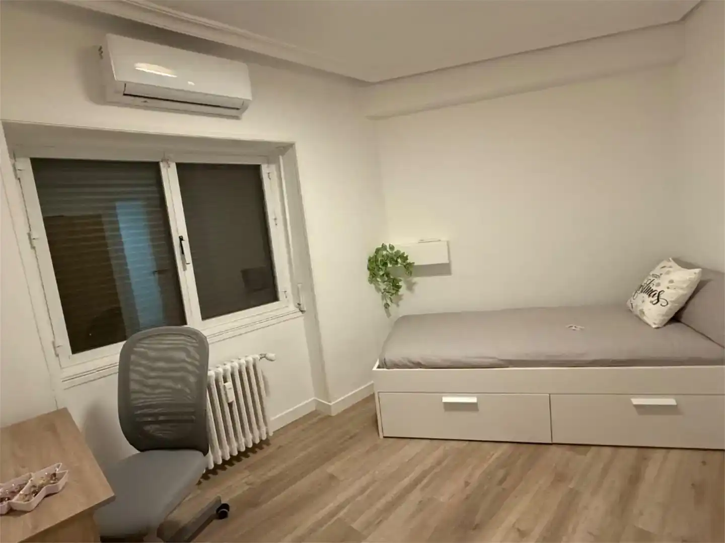 Dormitori de Pis per a compartir en Madrid amb Aire condicionat, Jardí privat i Parquet