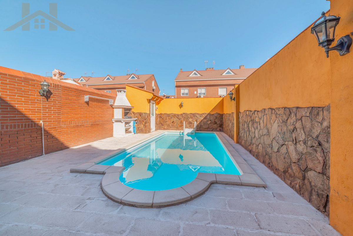 Piscina de Casa adosada en venda en Ciempozuelos amb Jardí privat i Piscina