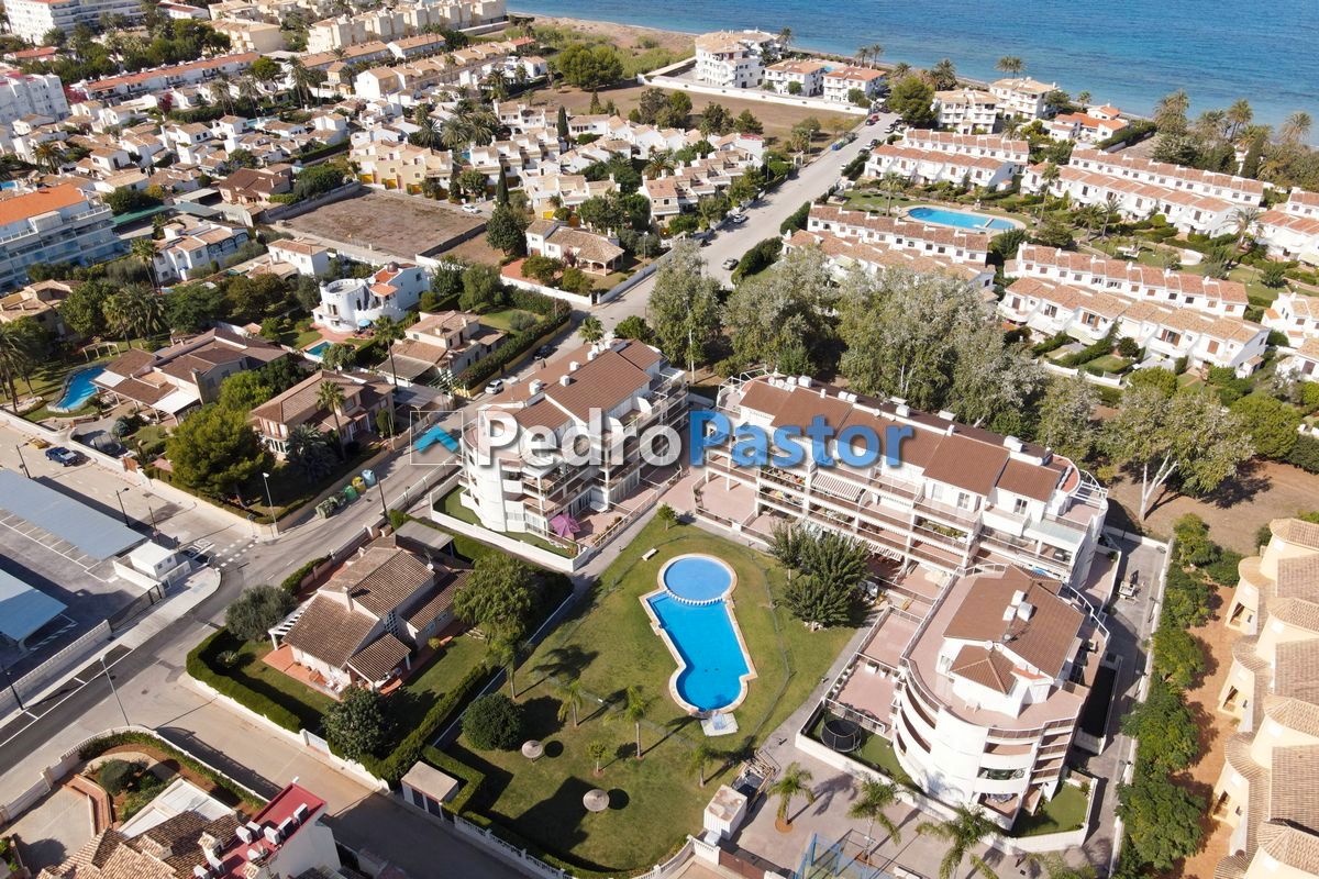 Vista exterior de Àtic en venda en Dénia amb Aire condicionat, Calefacció i Jardí privat