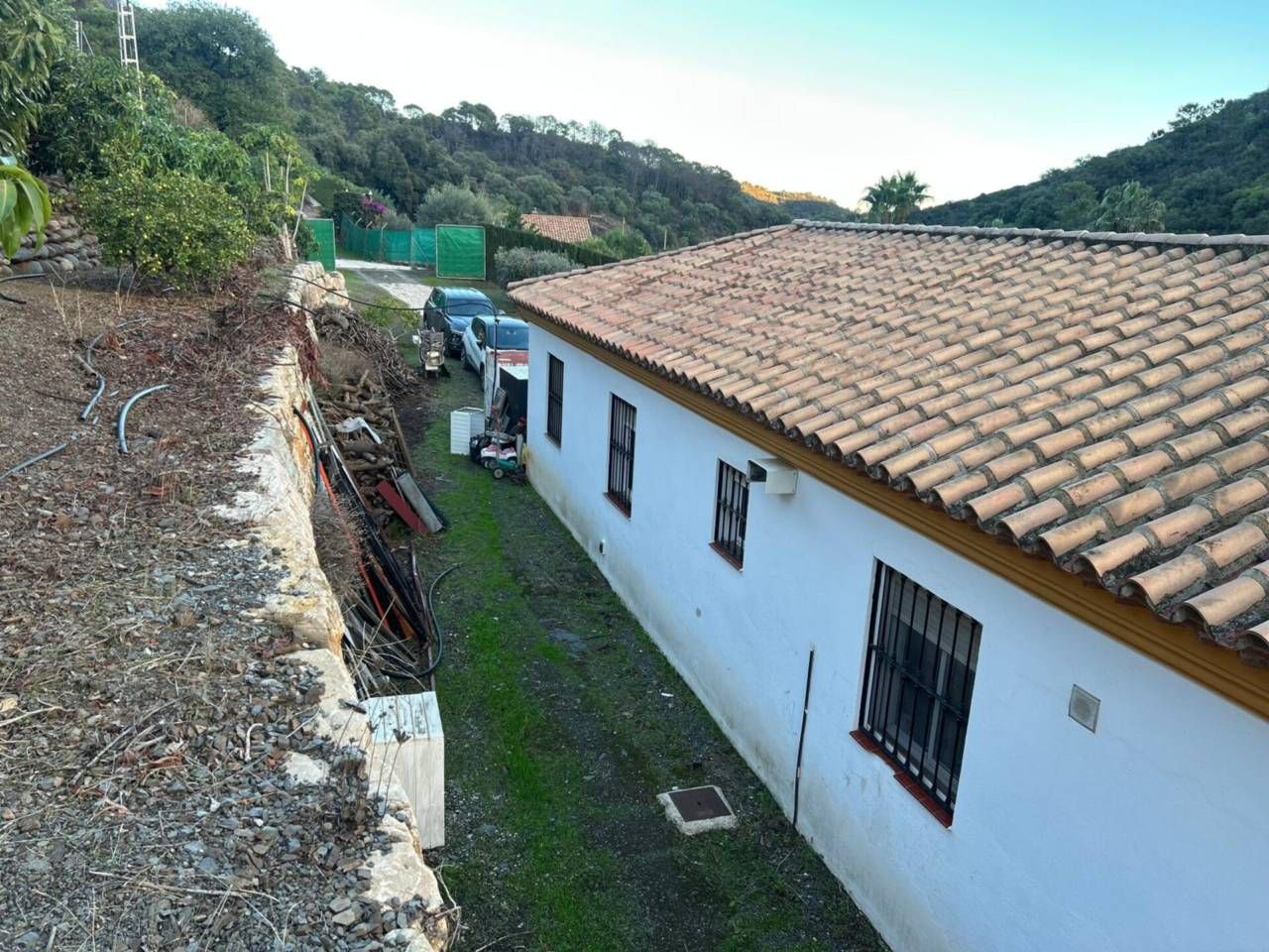 Vista exterior de Finca rústica en venda en Estepona amb Aire condicionat, Calefacció i Jardí privat