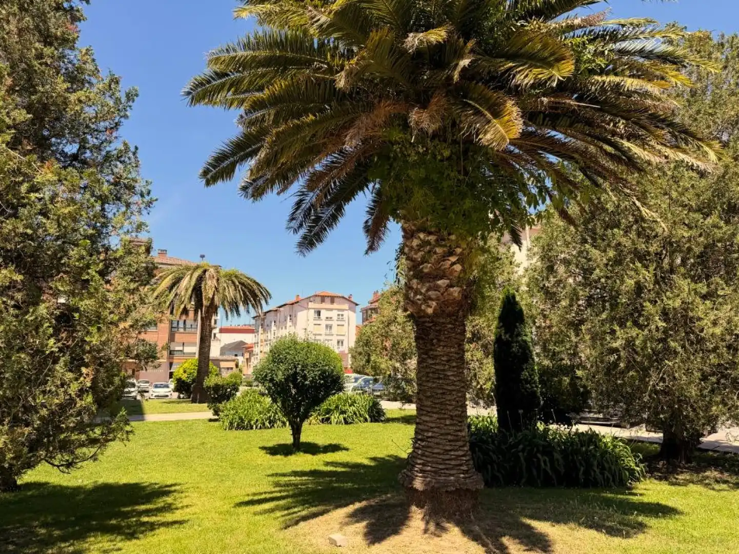 Vista exterior de Pis en venda en Torrelavega  amb Calefacció, Jardí privat i Parquet