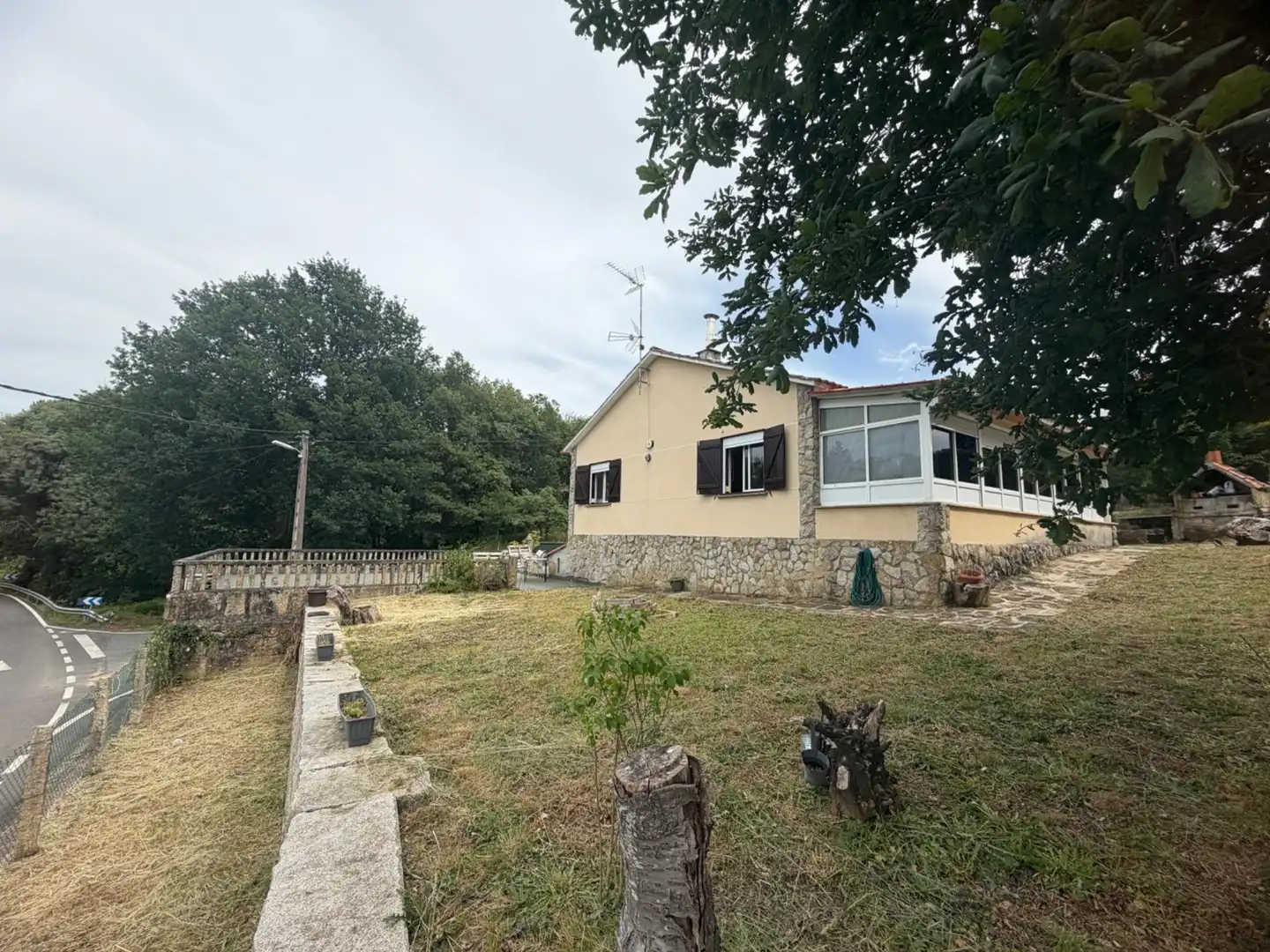 Vista exterior de Casa o xalet en venda en San Cibrao das Viñas amb Calefacció, Jardí privat i Terrassa