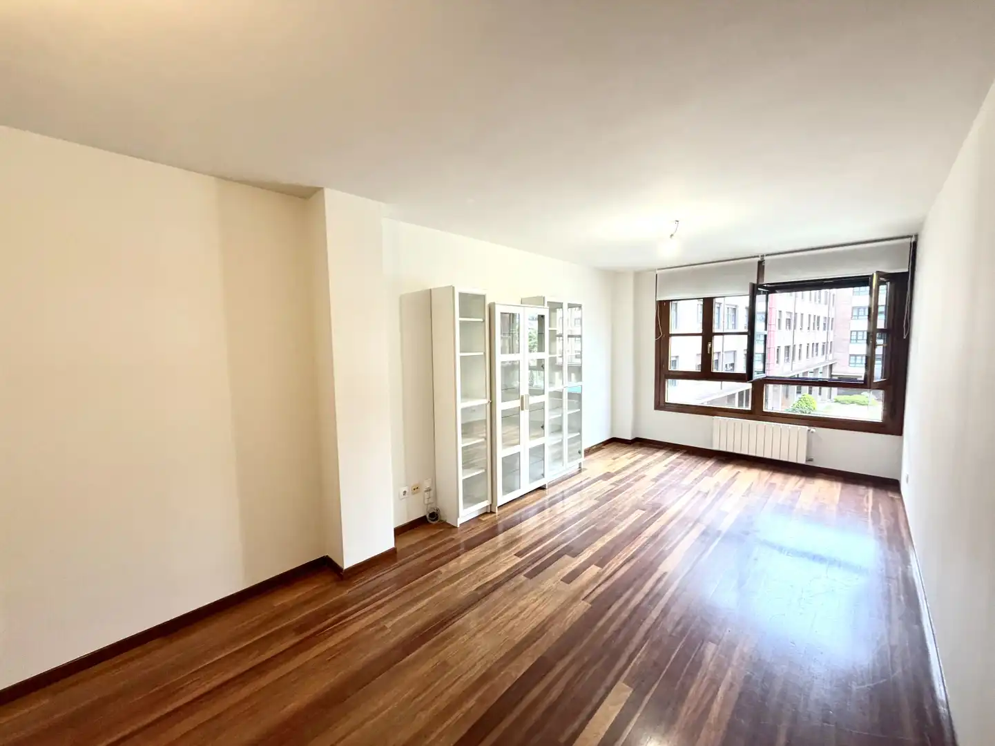 Sala de estar de Piso de alquiler en Gijón  con Calefacción, Jardín privado y Parquet