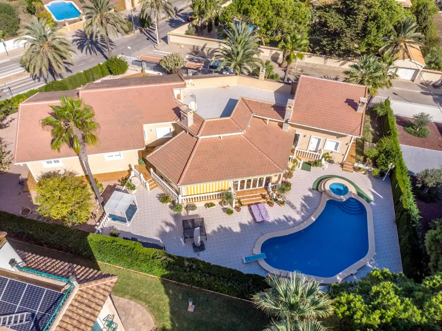 Villa mit Pool zum Verkauf in Calle Huracán