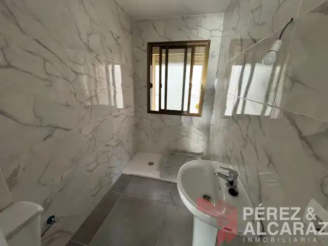 Bathroom of Flat for sale in Palma del Río  with Air Conditioner, Parquet flooring and Washing machine