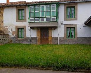 Vista exterior de Casa o xalet en venda en Reinosa amb Jardí privat, Traster i Balcó