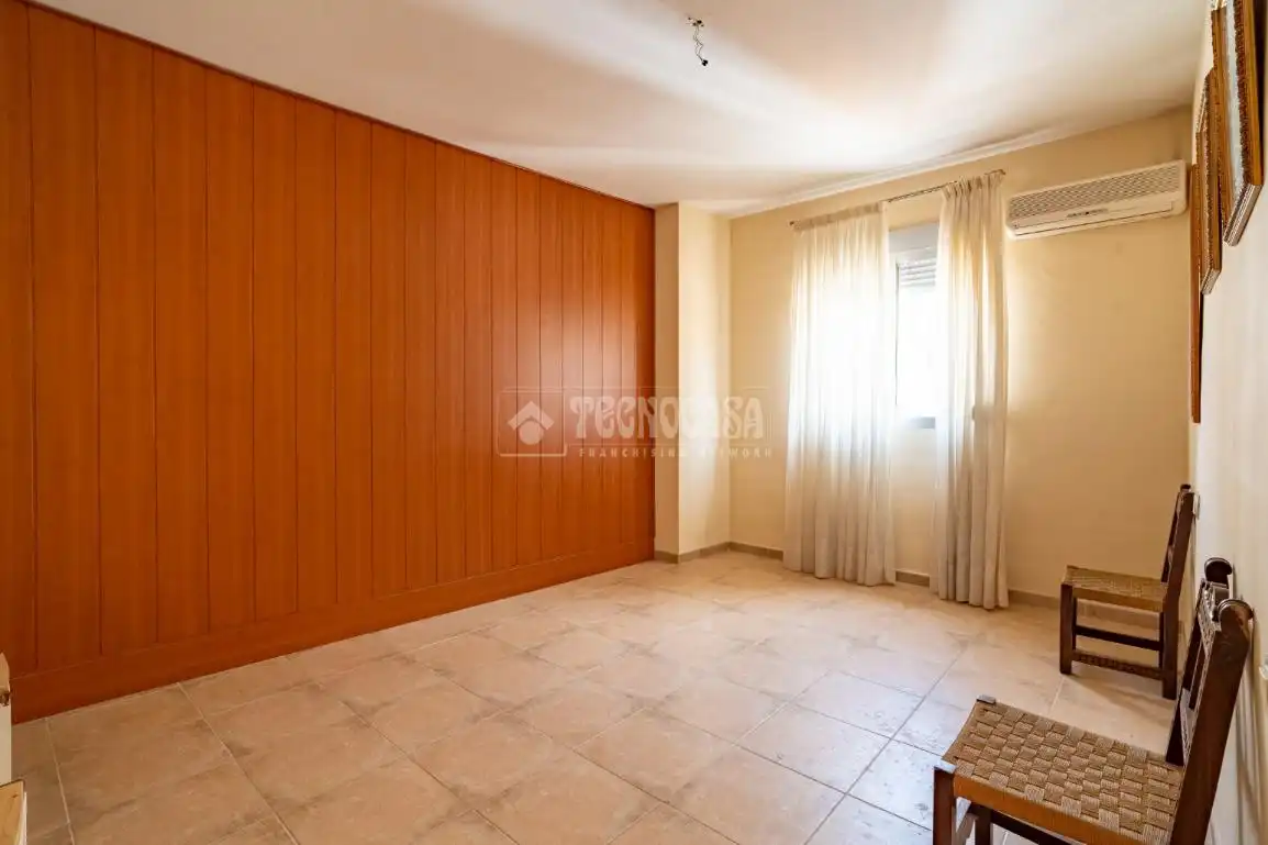 Dormitori de Casa adosada en venda en Iznalloz amb Aire condicionat