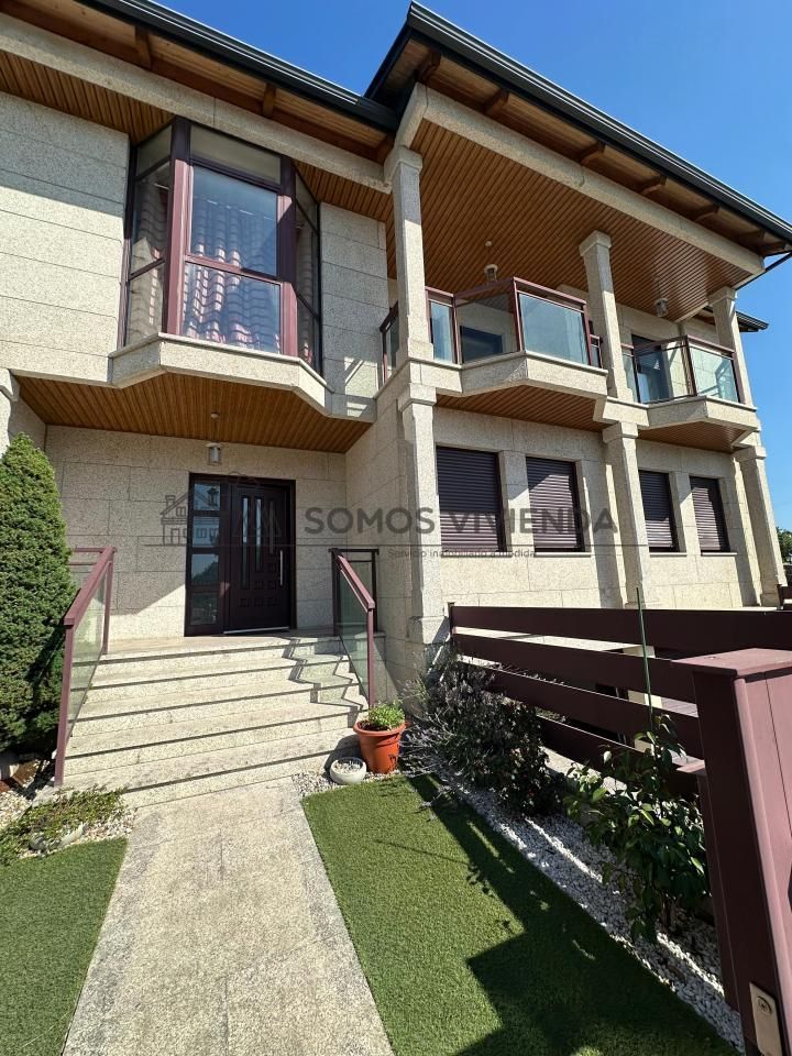 Vista exterior de Casa adosada en venda en San Cibrao das Viñas amb Calefacció, Jardí privat i Terrassa