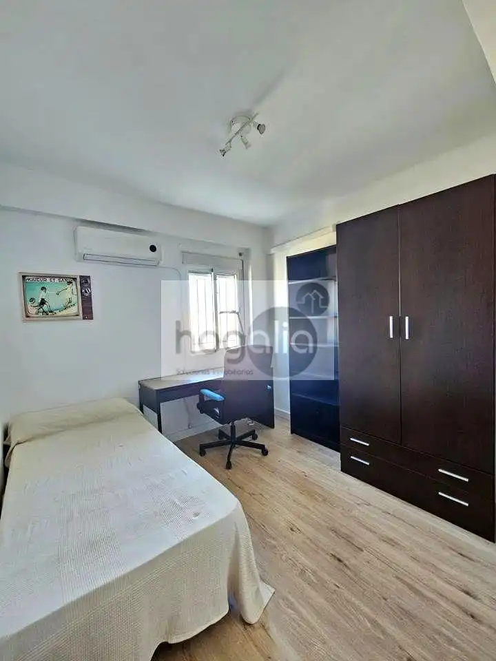 Bedroom of Flat for rent in Sevilla  with Air Conditioner, Terrace and Furnished