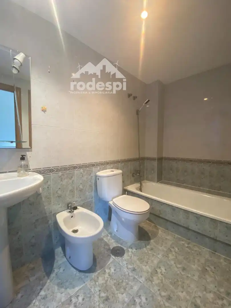 Baño de Piso de alquiler en A Cañiza   con Calefacción, Terraza y Trastero