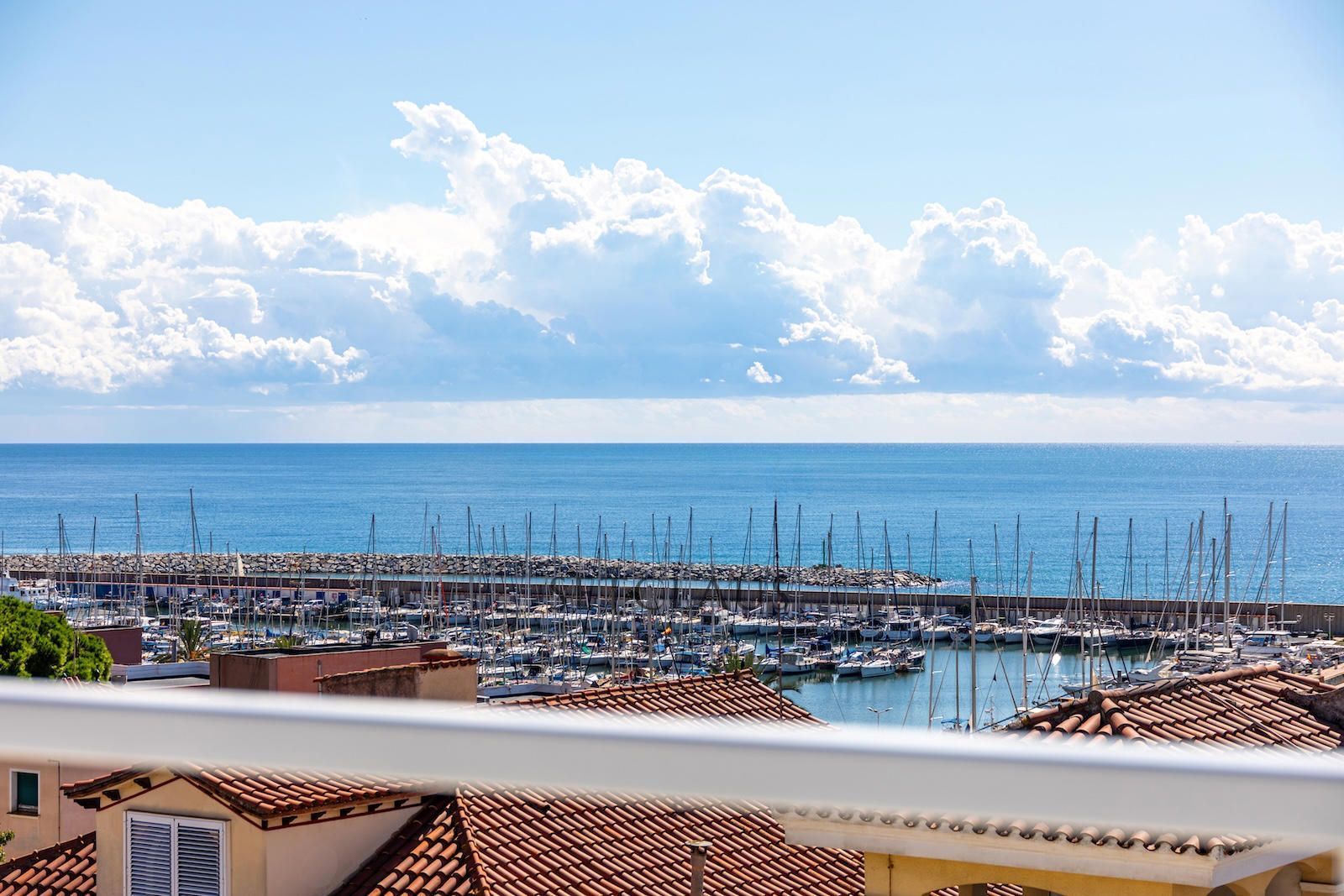 Exterior view of House or chalet for sale in El Masnou  with Air Conditioner, Private garden and Terrace