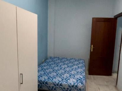 Bedroom of Flat to share in  Sevilla Capital  with Washing machine and TV