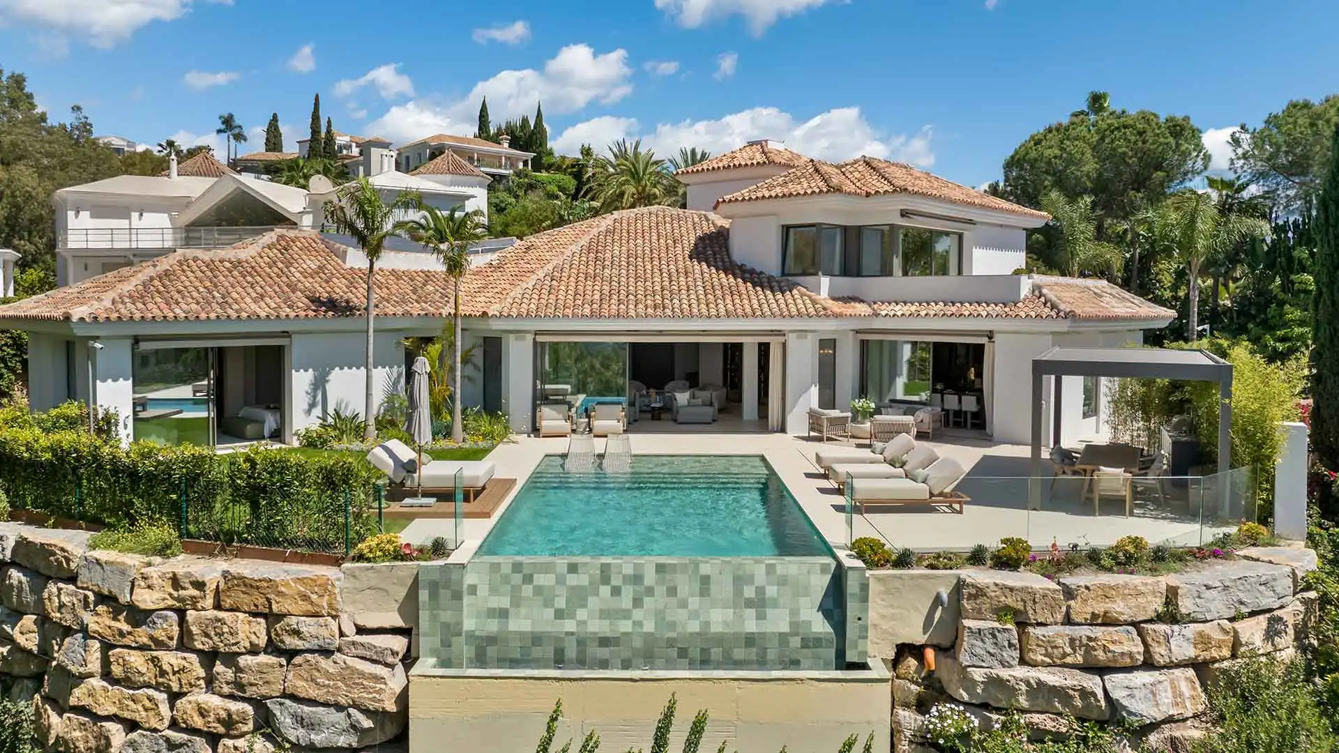 Vista exterior de Casa o xalet en venda en Benahavís amb Aire condicionat, Jardí privat i Terrassa