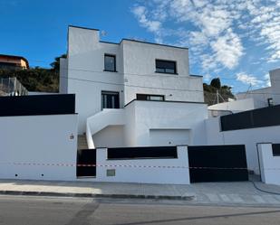 Vista exterior de Casa o xalet en venda en Calafell amb Aire condicionat, Calefacció i Jardí privat