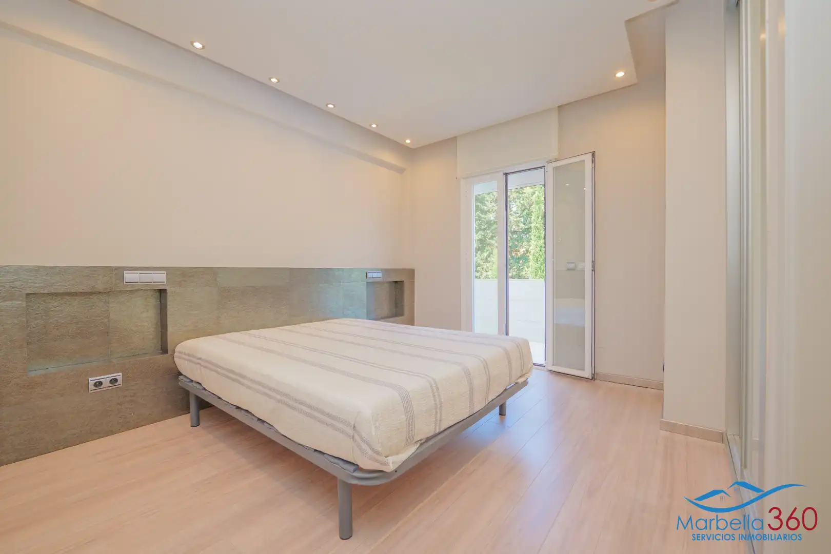 Dormitori de Casa adosada en venda en Marbella amb Aire condicionat, Calefacció i Terrassa