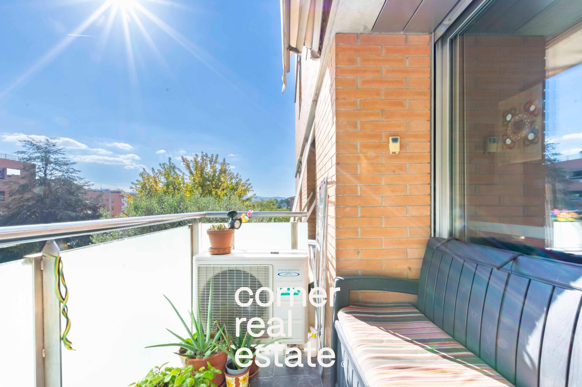 Vista exterior de Piso en venta en Sant Cugat del Vallès con Aire acondicionado, Calefacción y Jardín privado