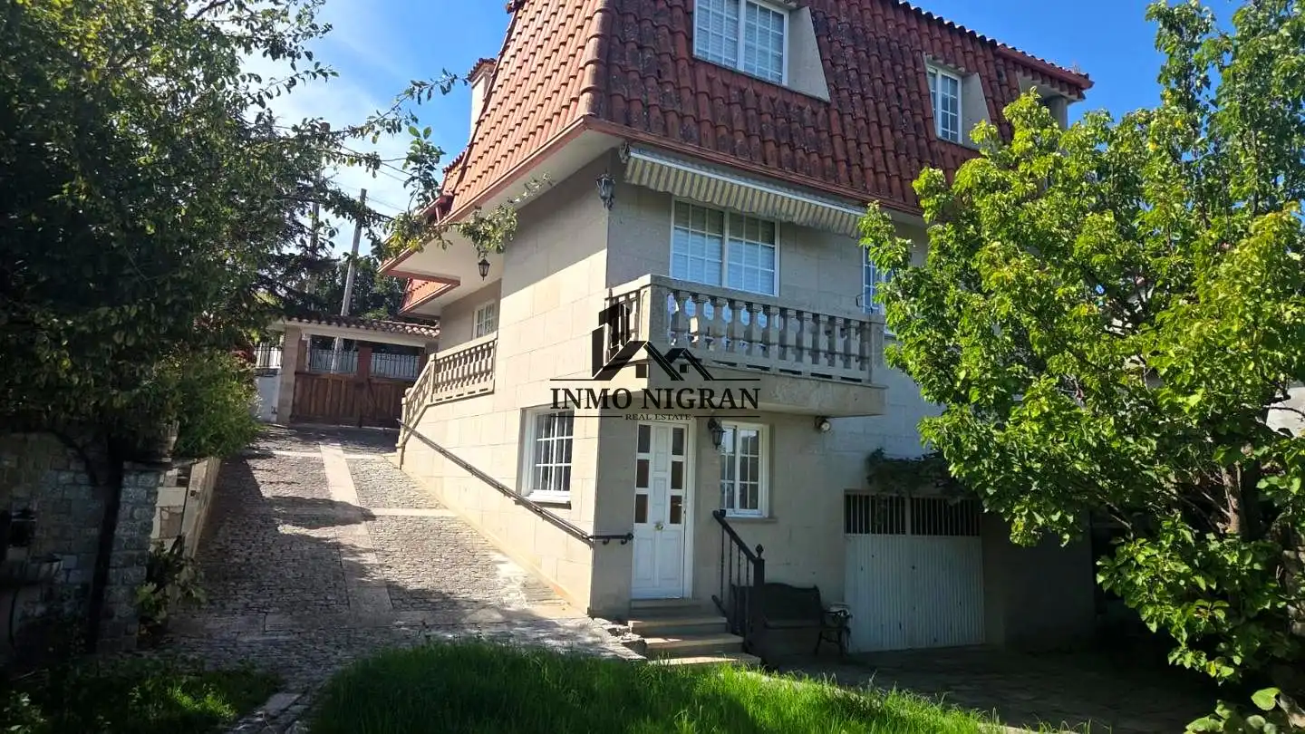 Vista exterior de Casa o xalet de lloguer en Vigo  amb Jardí privat, Moblat i Balcó