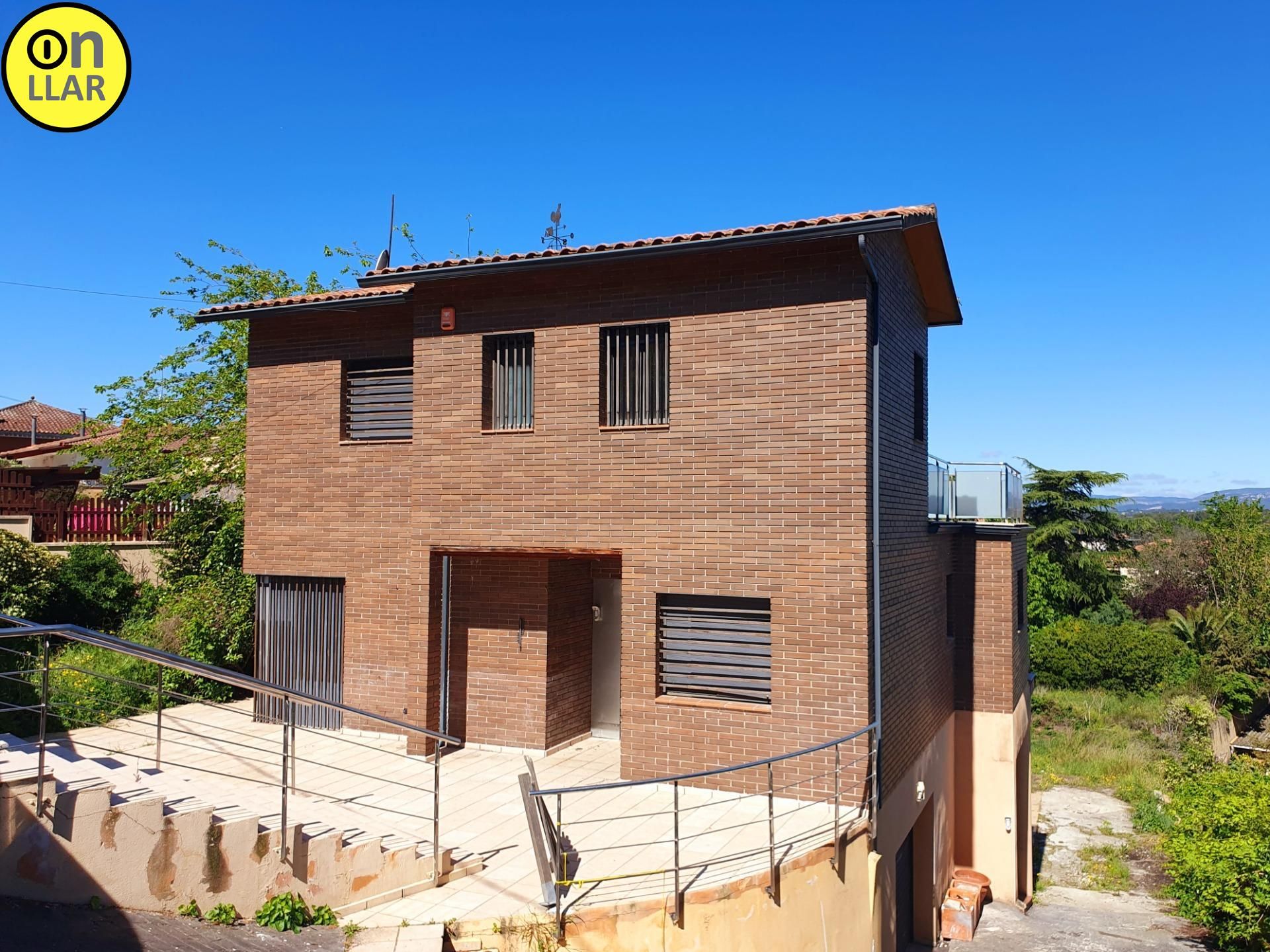 Vista exterior de Casa o xalet en venda en Llinars del Vallès amb Jardí privat, Terrassa i Traster
