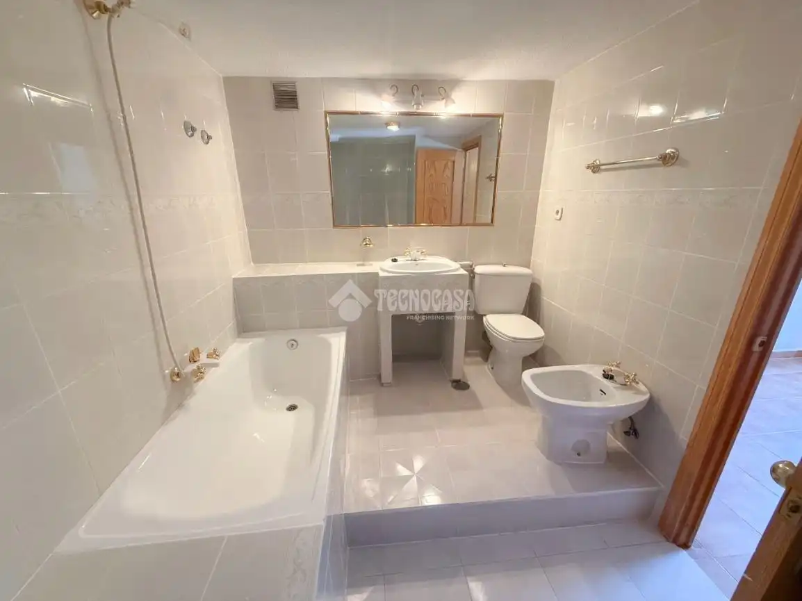 Badezimmer von Einfamilien-Reihenhaus zum Verkauf in Collado Villalba mit Heizung, Abstellraum und Alarm